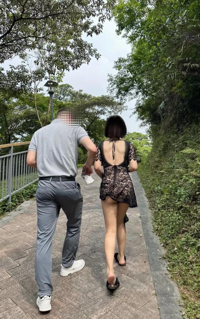 老婆半裸爬山散心[12P]